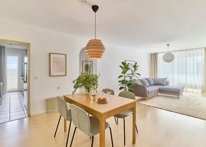 Victoria-4-Zimmer, Parkplatz, 2 Balkone, Bis 6 Gaeste * לנדסטול