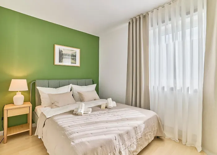 Victoria-4-Zimmer, Parkplatz, 2 Balkone, Bis 6 Gaeste