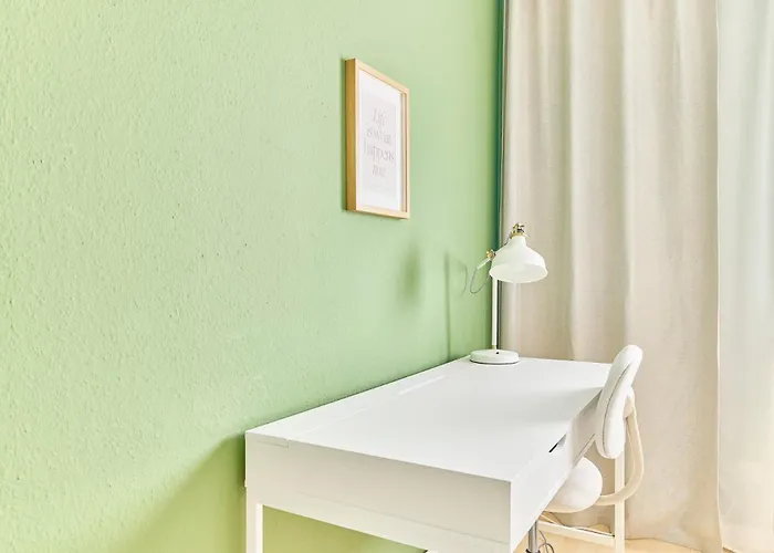 Victoria-4-Zimmer, Parkplatz, 2 Balkone, Bis 6 Gaeste *