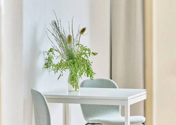 Victoria-4-Zimmer, Parkplatz, 2 Balkone, Bis 6 Gaeste