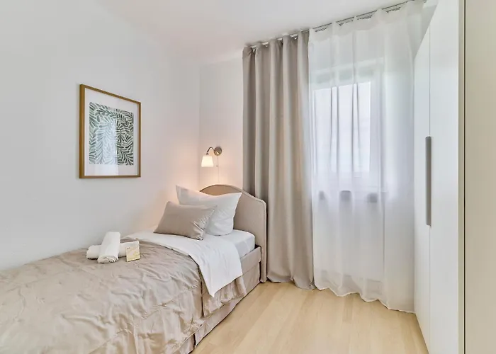 Victoria-4-Zimmer, Parkplatz, 2 Balkone, Bis 6 Gaeste Appartamento