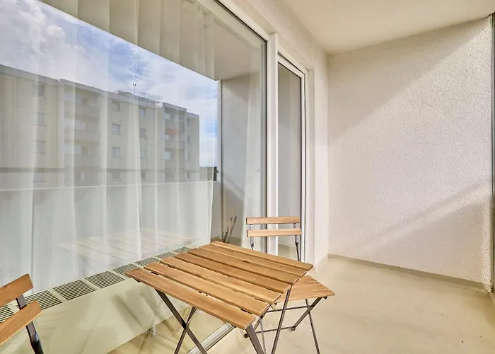 Victoria-4-Zimmer, Parkplatz, 2 Balkone, Bis 6 Gaeste *